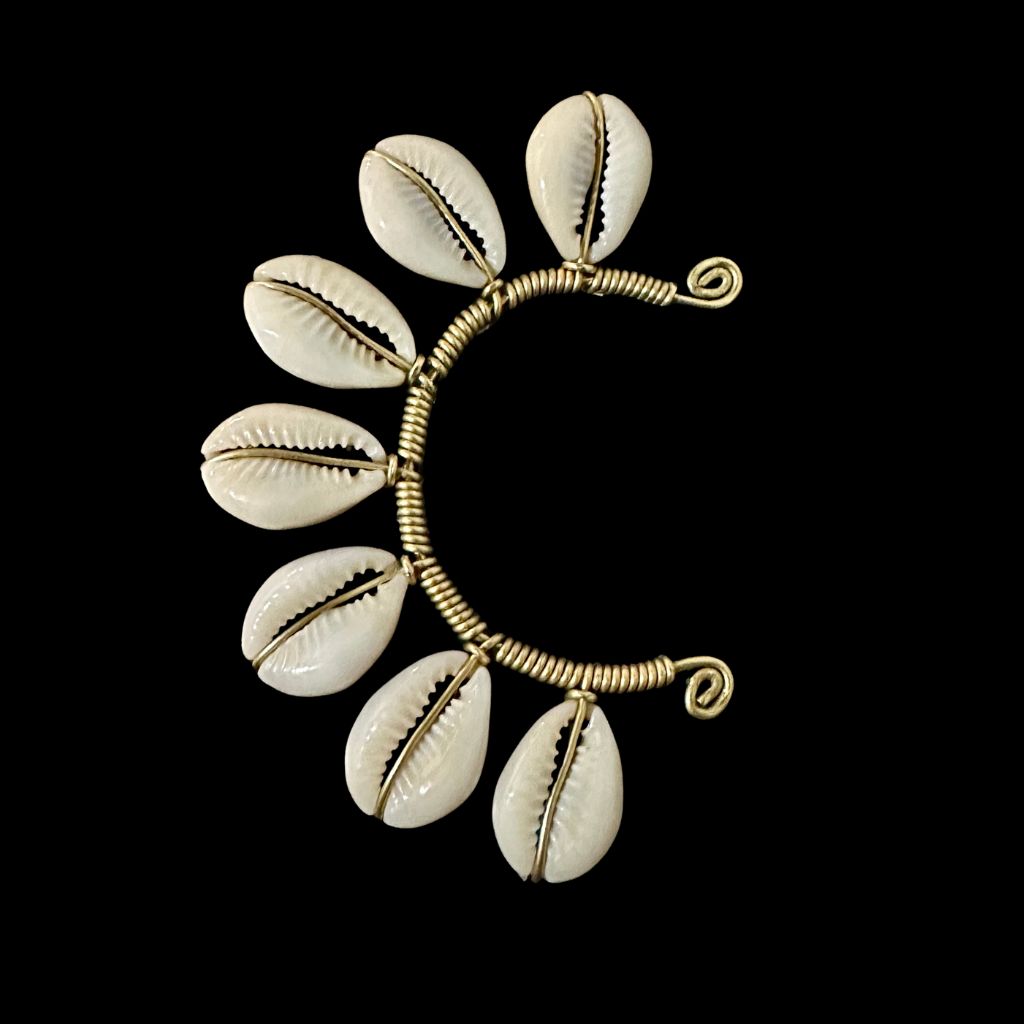 Bijou d’oreille en cauris – Fait à la main, sans perçage